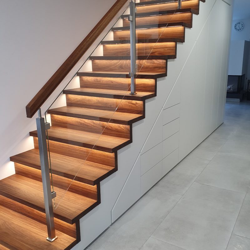Stufen auf Beton in Mutenje mit Treppenschrank und LED – Beleuchtung